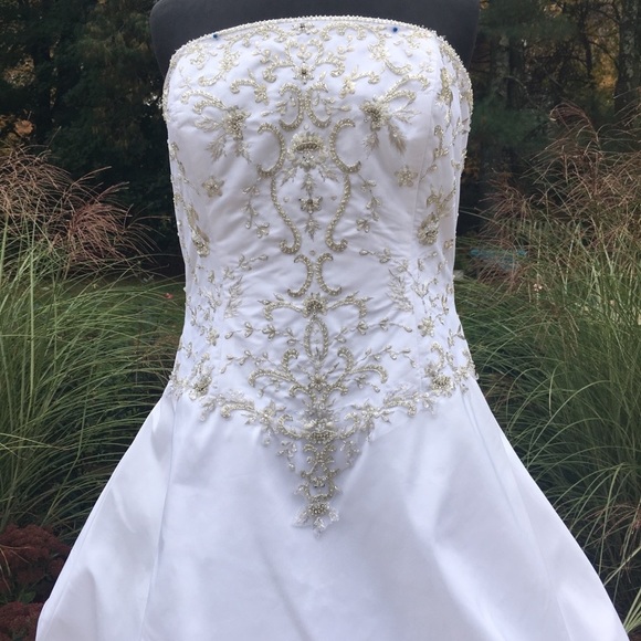 Taffeta Strapless Wedding/Gown, Beads & Embroidery NWT - Picture 2 of 10